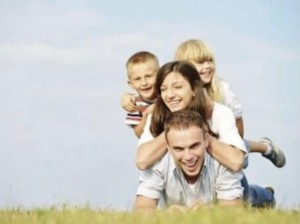 Создать мем: трезвая семья счастливая семья, семья на природе, счастливая семья на природе