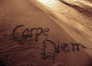 Создать мем: carpe diem на песке, карпе дием, любовь надпись на песке