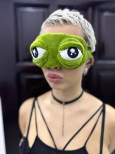 Создать мем: маска для сна лягушка пепе 3d, маска лягушки, lg лэт маска