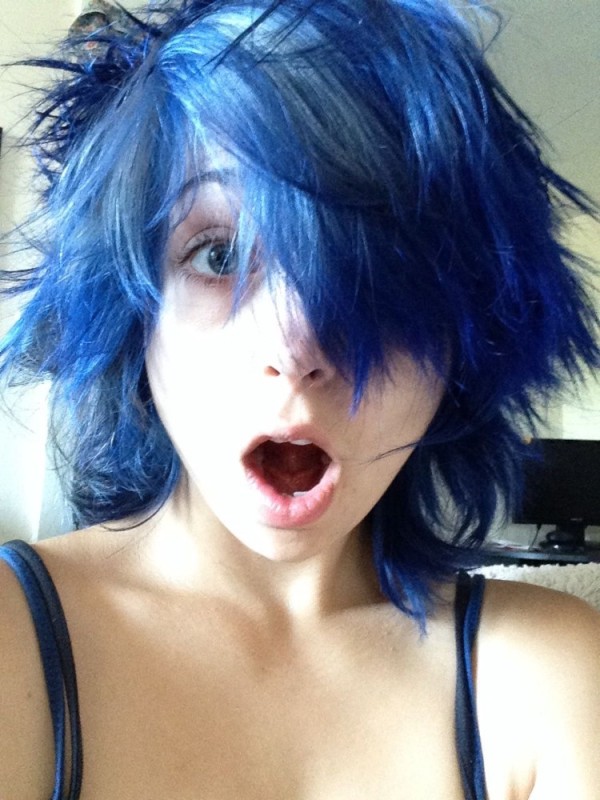 Создать мем: короткие синие волосы, цвет волос синий, синие волосы