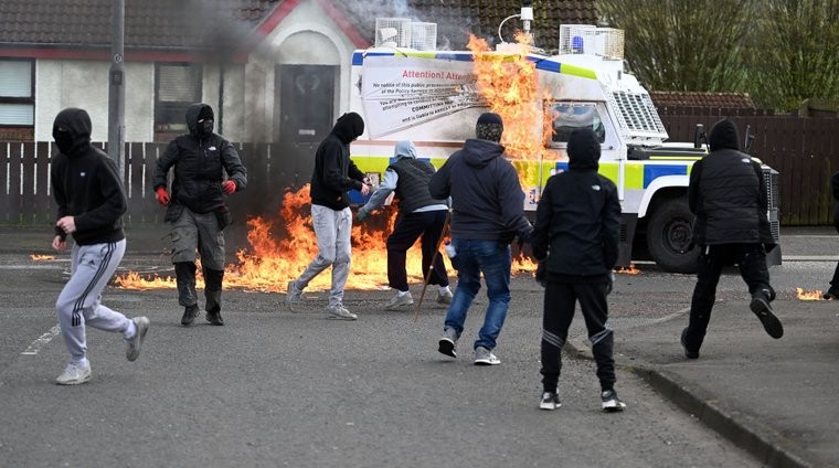 Создать мем: sectarian violence, england riots, протесты в северной ирландии