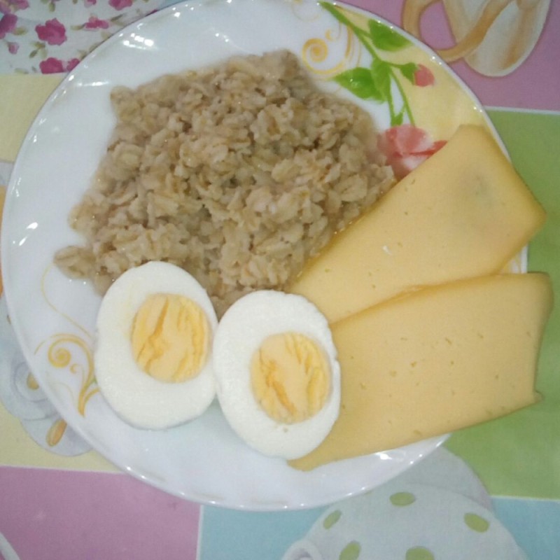Создать мем: завтрак для похудения, гречка и вареное яйцо на завтрак, овсянка с сыром