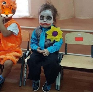 Создать мем: утренник, смешные костюмы на хэллоуин, утренник в детском саду