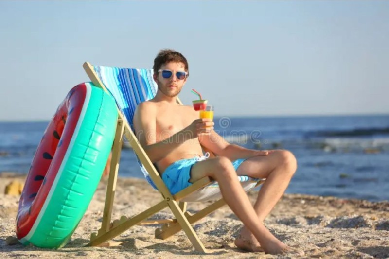 Создать мем: лежу на пляжу, мужик на шезлонге с коктейлем, парень на лежаке